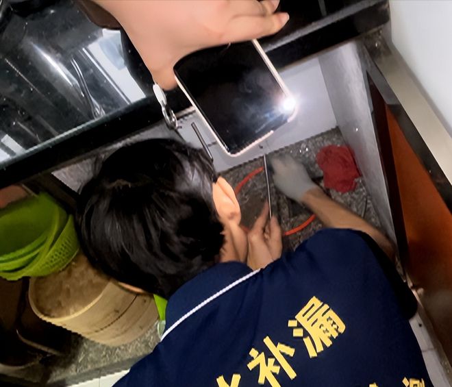 天博“注胶补漏”要价6000元师傅却错将油烟管当排水管越补越漏(图5)