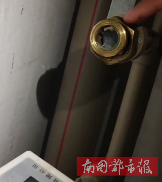 天博体育官方平台入口海口一小区多家住户水管被灌胶状物警方介入(图1)