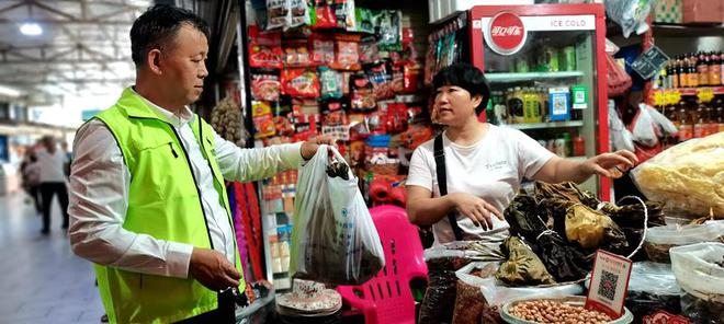 天博体育官方平台入口三亚市商务局禁塑宣教活动在红沙农贸市场举行(图4)