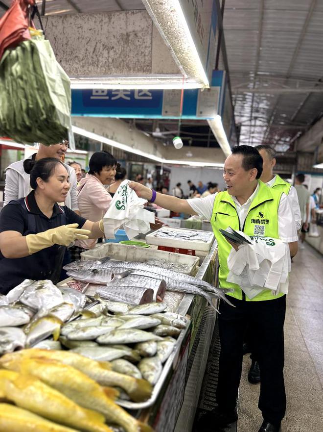 天博体育官方平台入口三亚市商务局禁塑宣教活动在红沙农贸市场举行(图2)